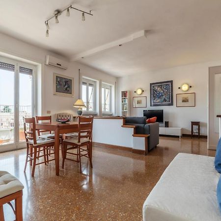 Roomy And Bright Apartment With Terrace Rome Exterior photo
